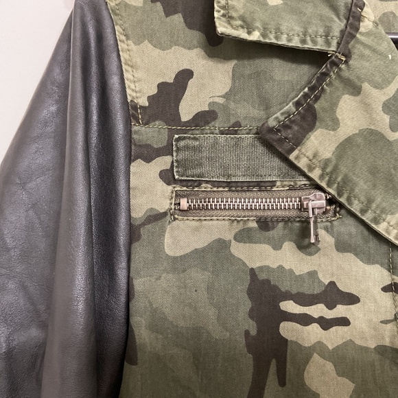 Levi's Women's Army Green Camouflage Jacket with Black Faux Leather Sleeves Sz M - Picture 4 of 11